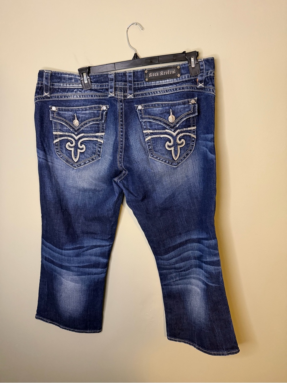 Gorgeous Rock Revival Gwen Capri Jeans Size 36 Signature Embroidered Pockets 25”